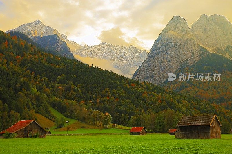 巴伐利亚阿尔卑斯和木制谷仓，德国巴伐利亚的Garmisch Partenkirchen